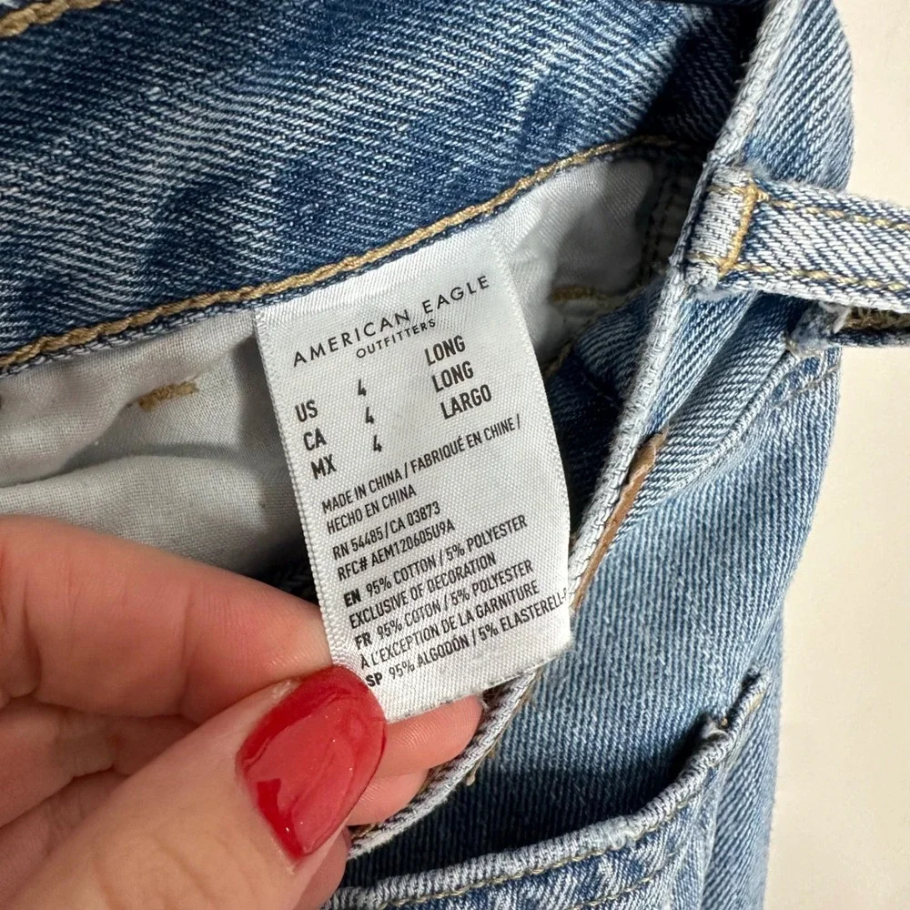 American Eagle‎ Outfitters Women's Mom Jeans Distressed Light Wash Size 4 Long